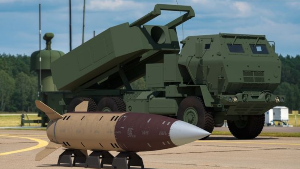 图为“海马斯”火箭炮与“陆军计策导弹”（ATACMS）
