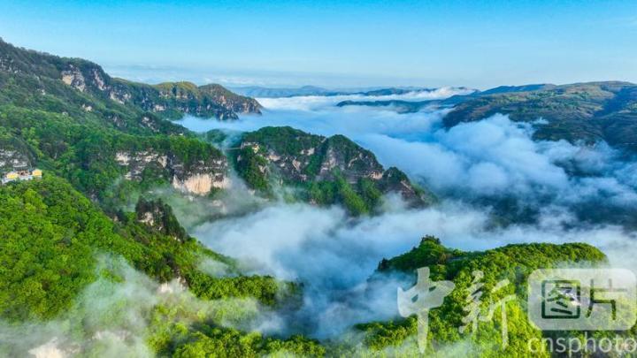 2024年5月4日，位于甘肃省平凉市崆峒区的国家5A级风景区崆峒山出现云海景观，吸引了游客打卡观赏。中新社发 黄蔚林 摄