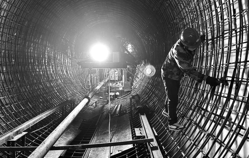 近日，在位于礼泉县阡东镇的引汉济渭二期工程北干线咸阳塬隧洞内，工人在进行二次衬砌。 李明 摄