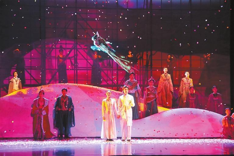 5月3日，以敦煌壁画艺术为灵感创作的音乐剧《飞天》在敦煌大剧院上演。新甘肃·甘肃日报通讯员　张晓亮