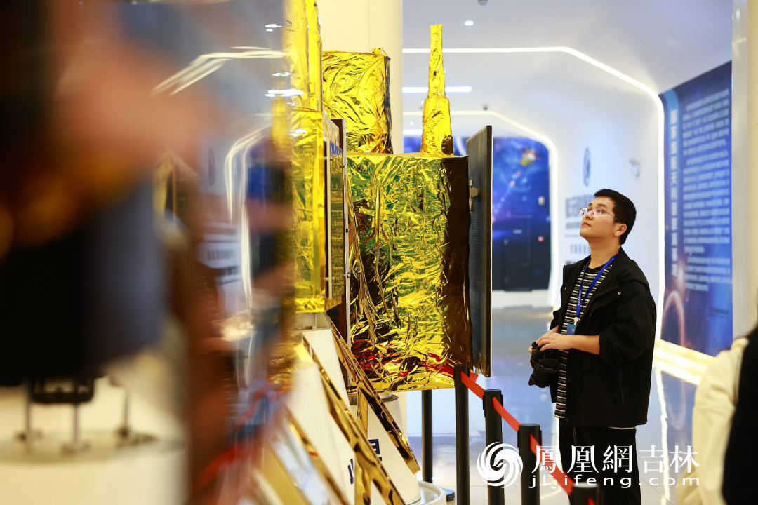 参观者在长光卫星公司观看“吉林一号”系列卫星展。凤凰网吉林 王振东/摄