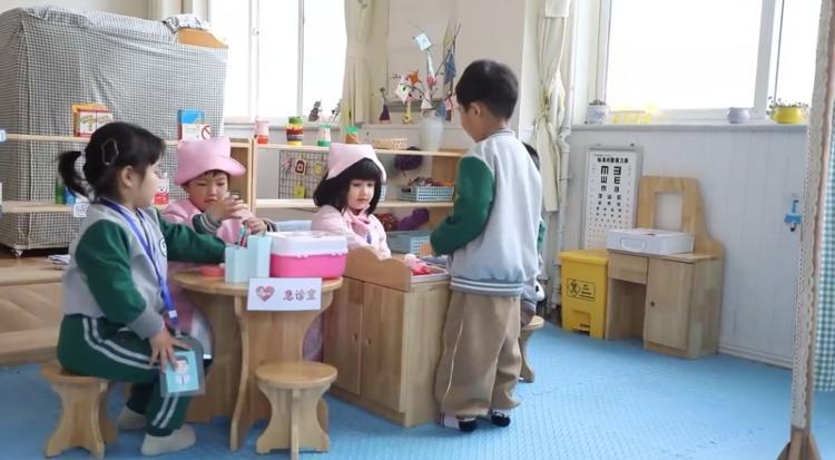 全国多地家长千里迢迢把孩子送来就读。