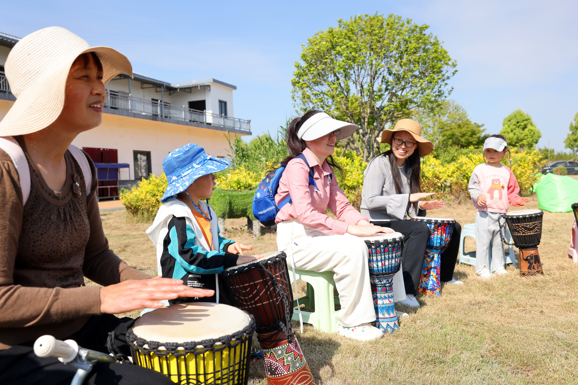图为体验非洲鼓的游客们 朱其摄