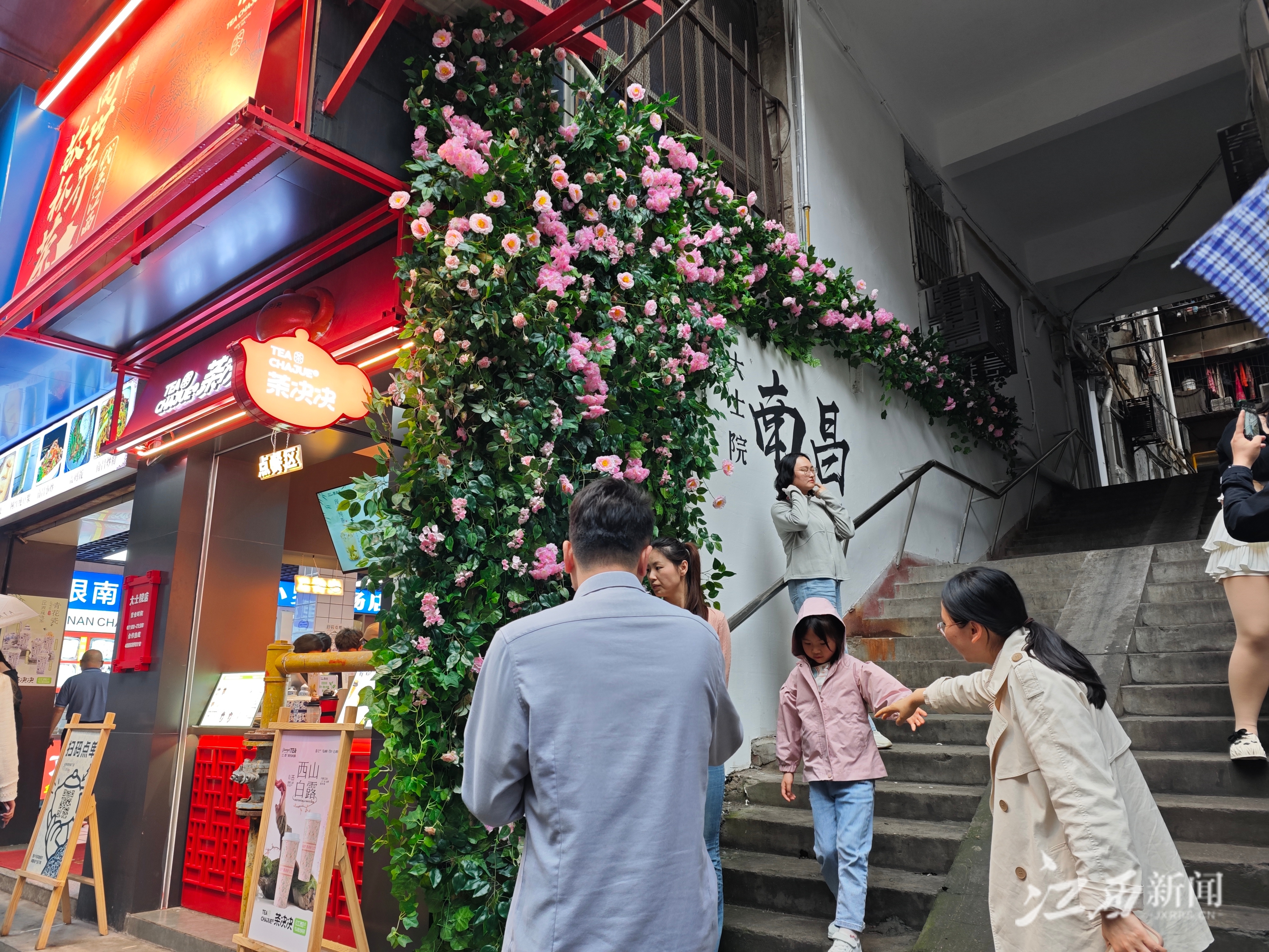 ▲这个“五一”，南昌大士院开街吸引市民纷纷打卡。摄影｜江西日报全媒体记者钟秋兰