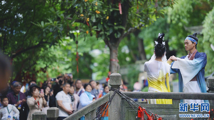 “五一”假期，白帝城·瞿塘峡内的《竹枝词》歌舞吸引游客驻足。新华网发（张建 摄）