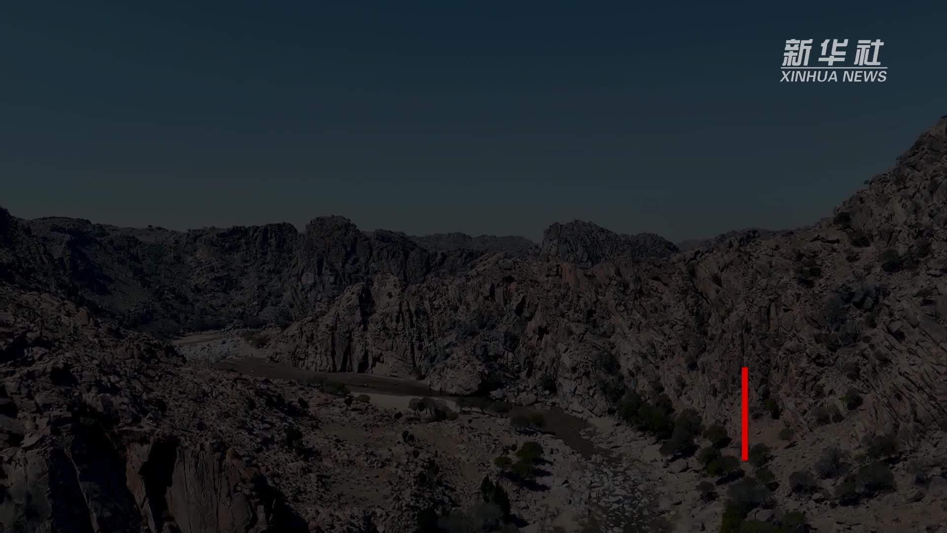 内蒙古乌拉特中旗：查石太大峡谷初夏景色美