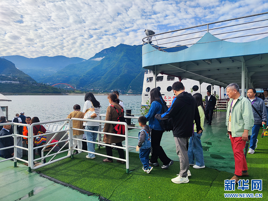 “五一”假期，游客在巫山县城码头依次登船，即将进入景区游览。新华网发（肖玉建 摄）