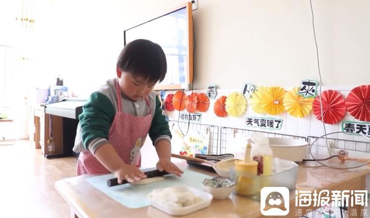 青蓝幼儿园小朋友在美食区熟练地做油饼。
