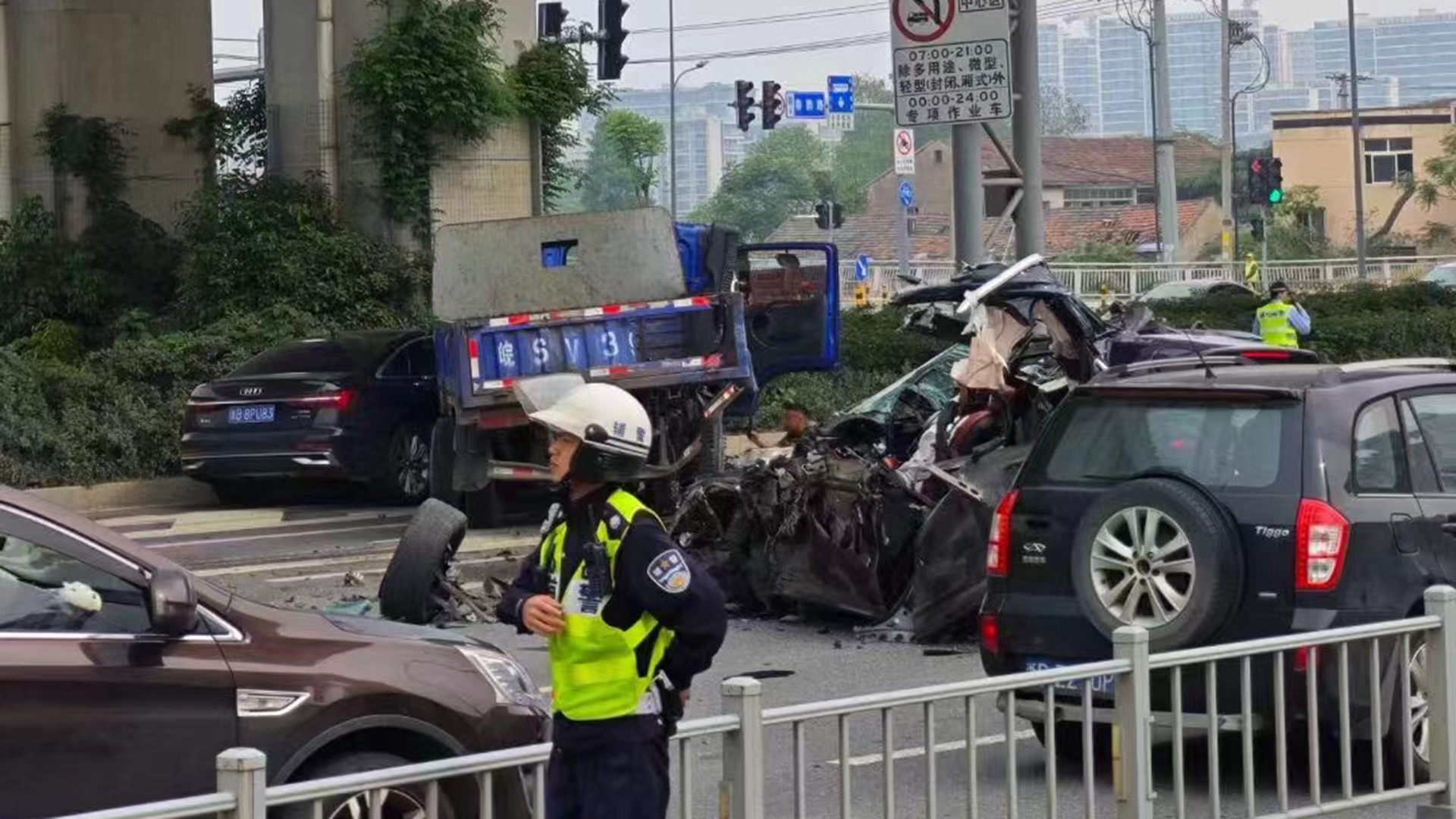 一死一伤！宁波警方通报“保时捷发生严重车祸”：驾驶员经抢救无效死亡