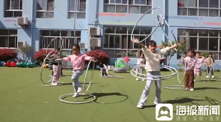 青蓝幼儿园小朋友在户外游戏。