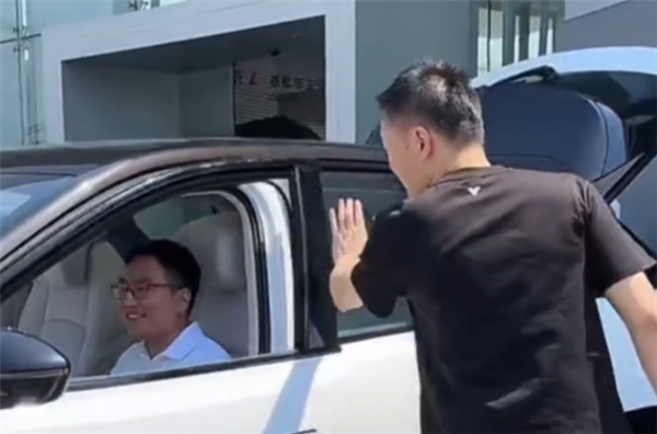 90度鞠躬+亲自开门!哪吒CEO张勇出席哪吒L首批交付现场