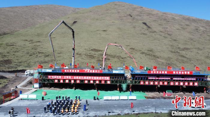 5月9日,图为西成铁路(甘青段)全线首孔简支箱梁浇筑启动仪式。王毅平 摄