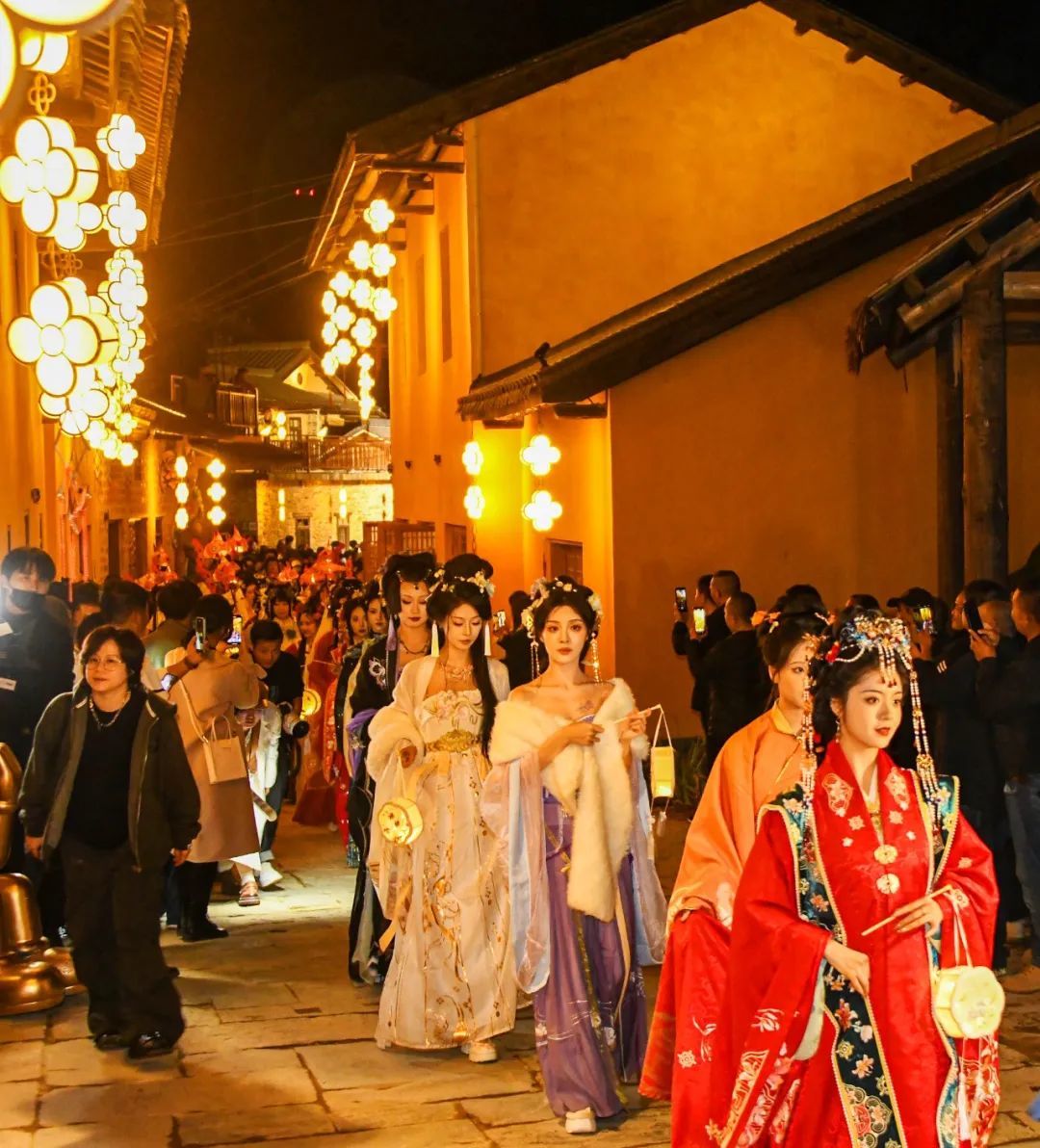 汉服爱好者在客家古城游玩。