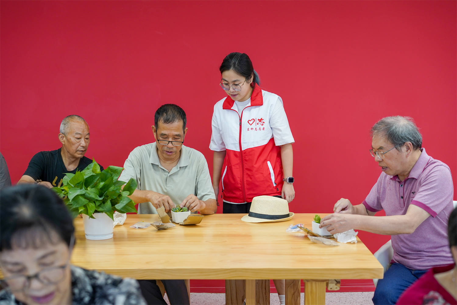 由物业工作人员,网格员,垃圾分类督导员和青年志愿者等社区的"意见