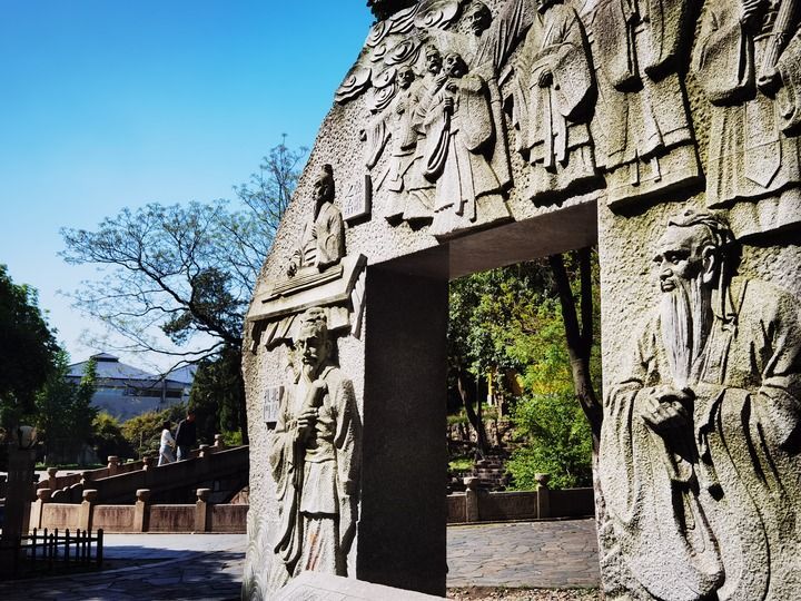 虞山文学桥旁的孔子和言子石刻像。记者 朱旭东 4月18日摄