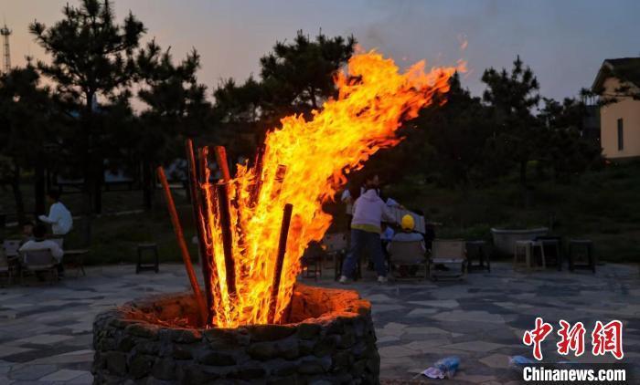 5月2日，游客在山东即墨田横岛省级旅游度假区滨海民宿体验篝火烧烤晚宴。(受访者供图)