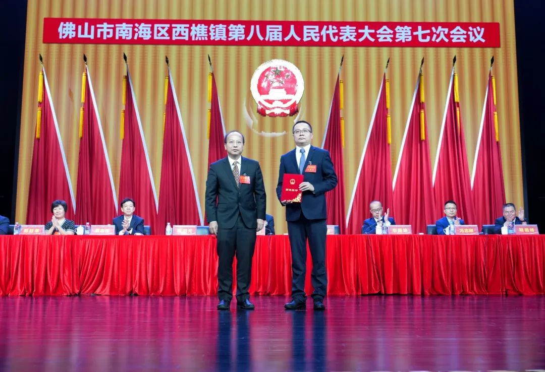 西樵镇人大主席陈滔元为邝颖新颁发当选证书 。