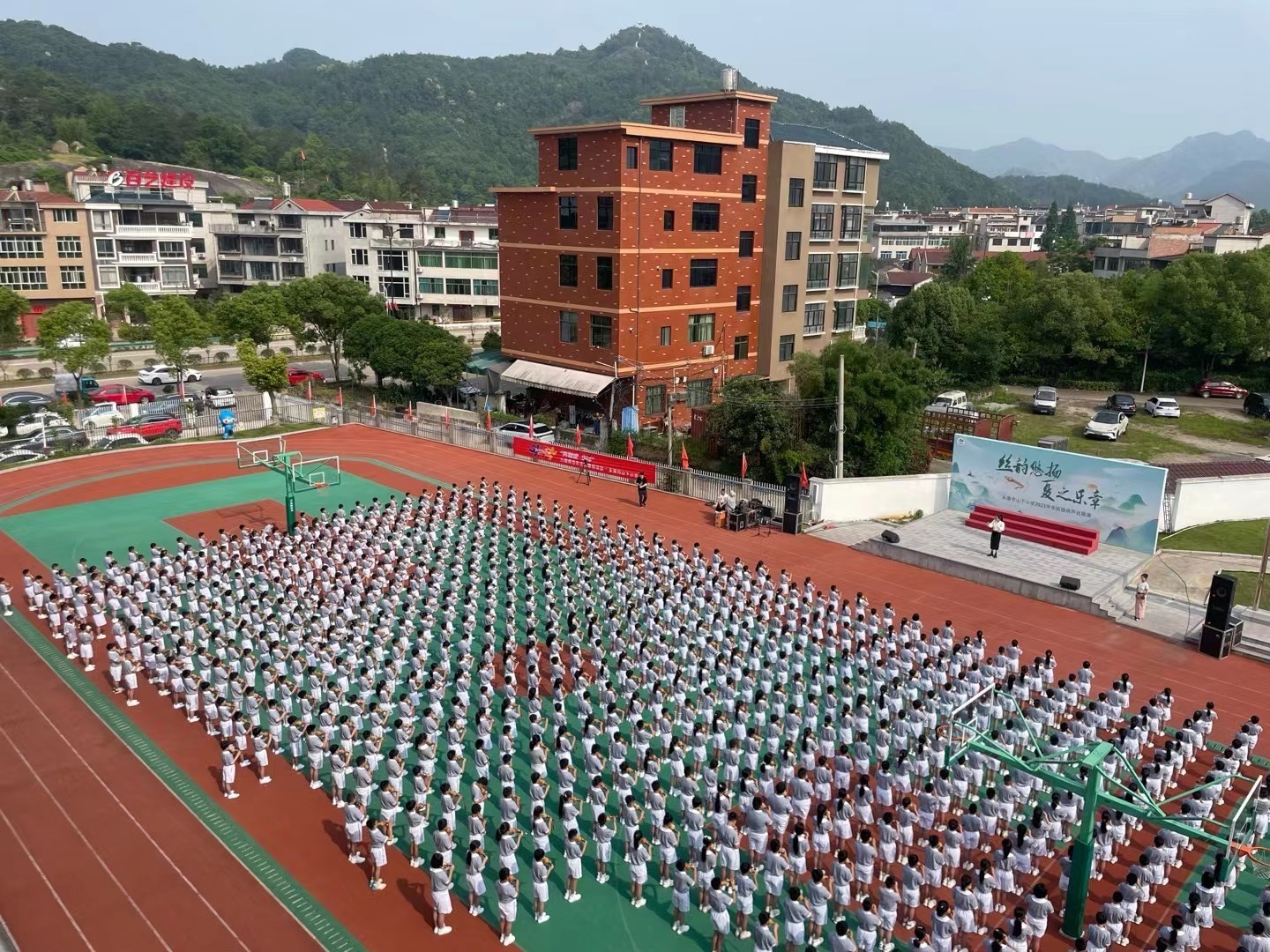 浙江省葫芦丝巴乌特色教学基地山下小学千人葫芦丝展演举行