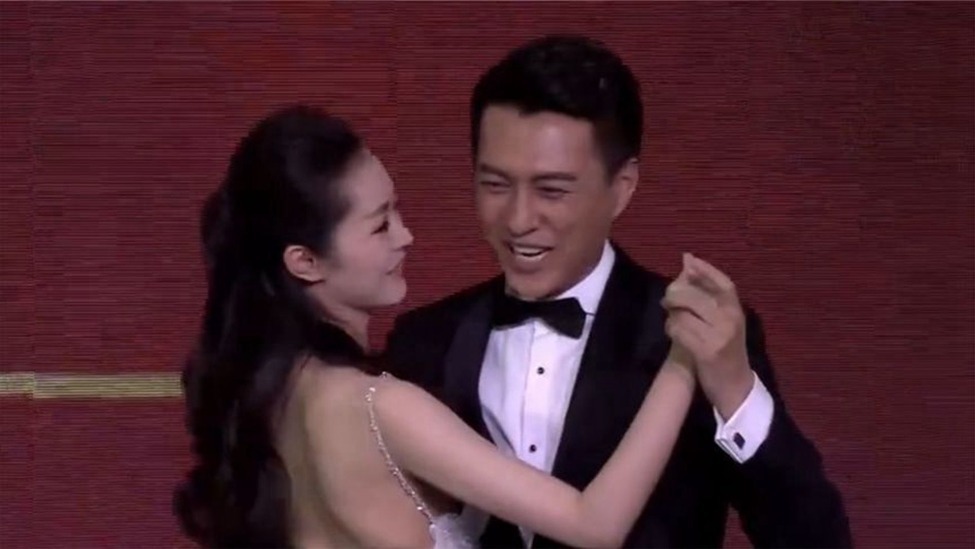 靳东宋轶跳交谊舞遭众人起哄老干部害羞了靳东与女星互动集锦