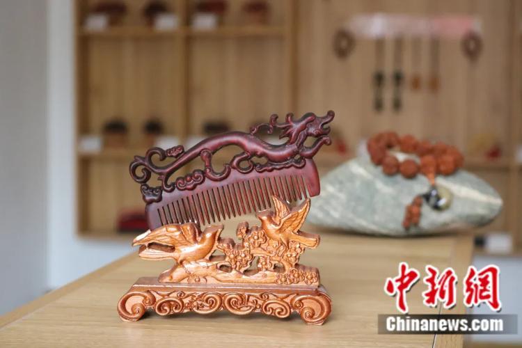 临沂鹊桥工艺品有限公司生产的龙年新品木梳。刘晓梅 摄