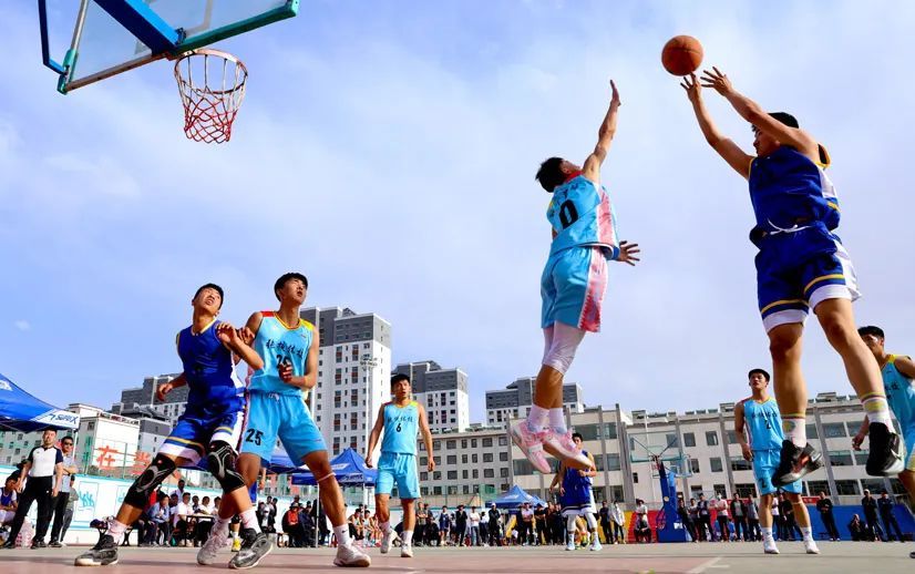 5月8日，山丹县全民健身中心篮球场上，张掖体校和高台县一中的篮球队员们正在进行激烈角逐。