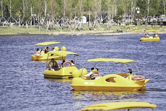 游客在南溪湿地公园乘船赏景。 张扬 摄