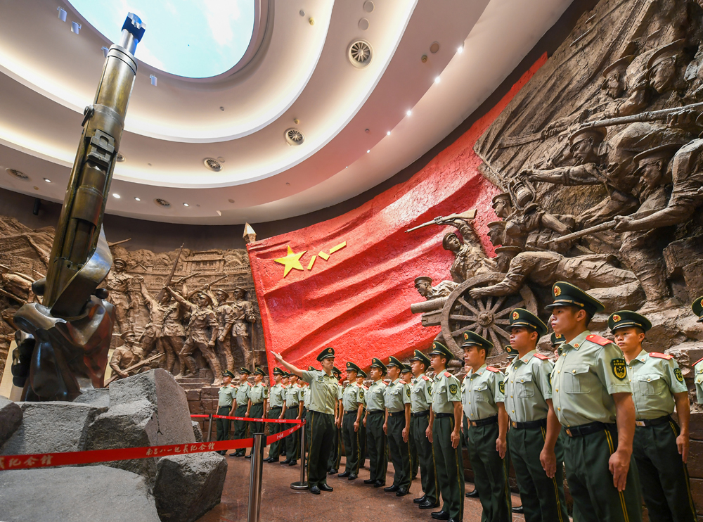 在南昌八一起义纪念馆,武警江西总队组织聚焦"铁心向党铸忠诚,同心