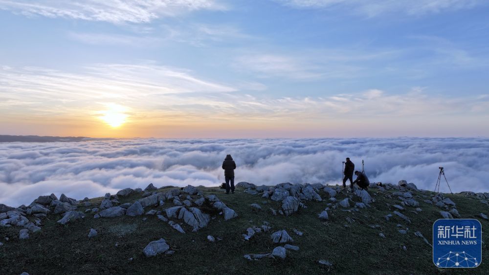 5月10日，摄影爱好者在拍摄云海景观（无人机照片）。