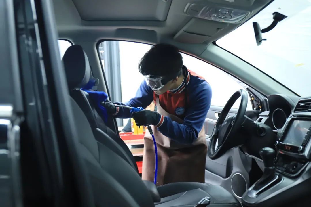 汽车真皮座椅清洁实训