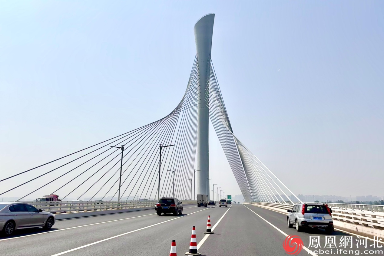 复兴大街滹沱河大桥已成为新的城市符号（李卓然摄）