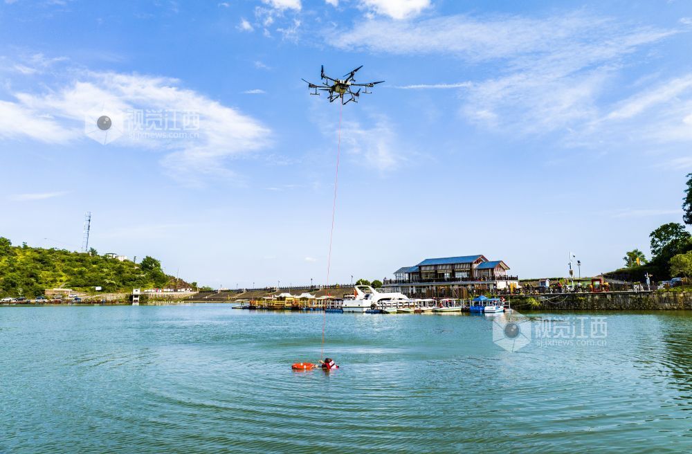 5月6日,南丰县红十字会救援队在蜜橘湖开展水上应急救援演练,检验水上