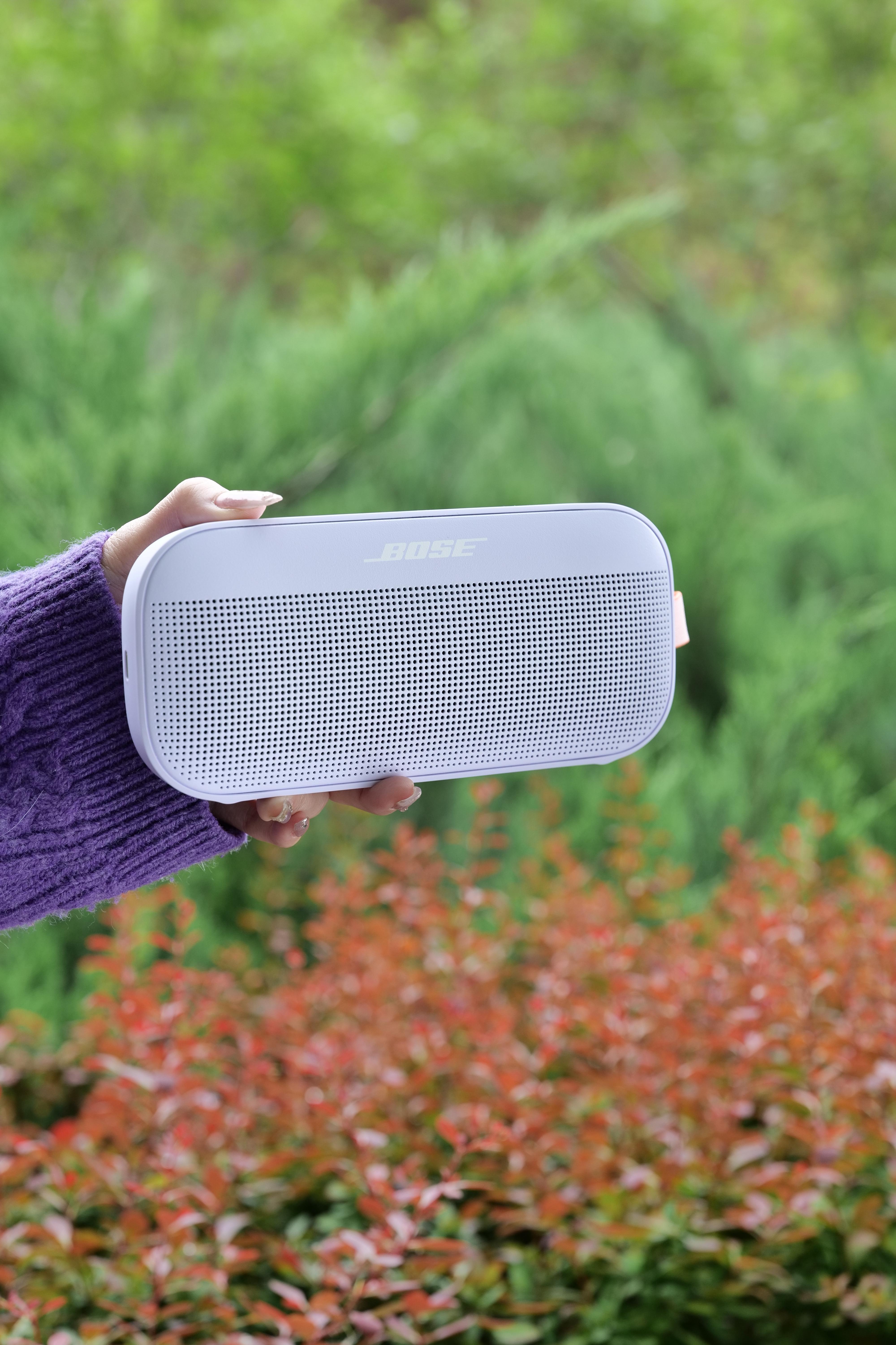 Bose新配色——冷丁香紫。我们体验了Bose SoundLink Flex蓝牙扬声器！这是它的新配色——冷丁香紫👉采用柔软的硅胶背板和粉末涂层的金属格栅设计，能够有效保护机身🌫️拥有IP67