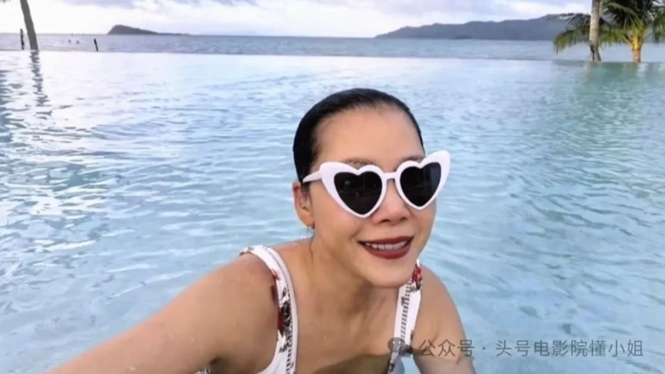58岁田震晒泳装照！网友喊她上《歌手》刺激那英，理由把人看笑了