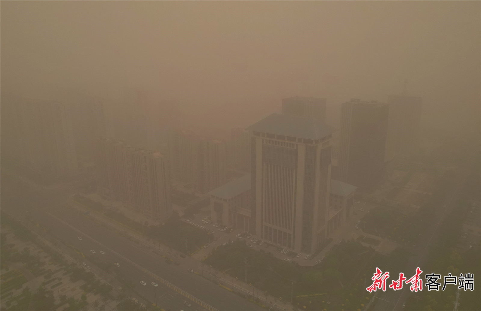 5月14日17时许，武威城区被沙尘笼罩。新甘肃·甘肃日报记者　金奉乾　摄