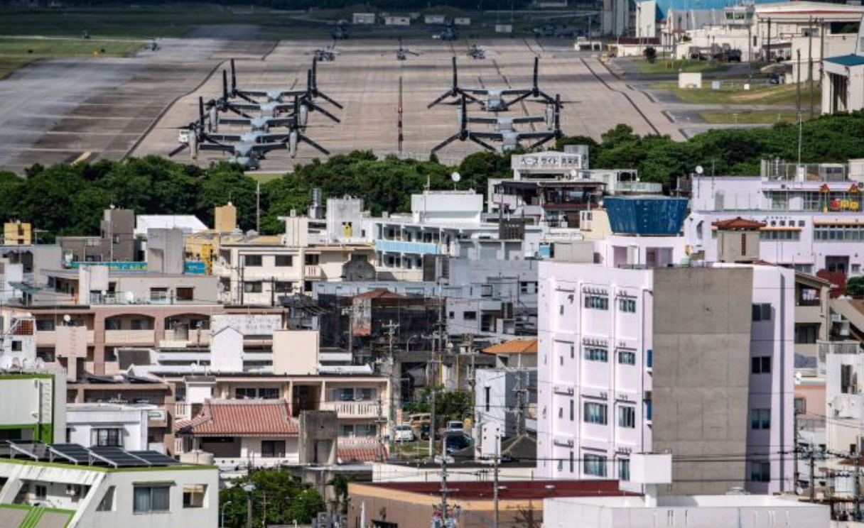 日媒：冲绳居民在美军营前静坐以反对美基地建设