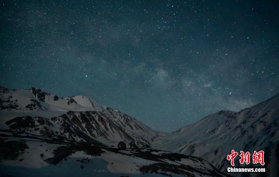 青海岗什卡雪峰白雪皑皑 银光熠熠