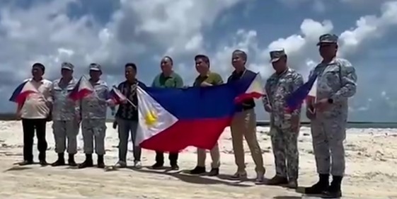 菲律宾防长窜访中业岛，为海军设施开工奠基