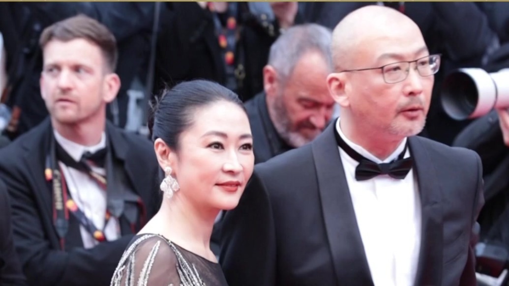 管虎梁静夫妇出席戛纳红毯 十指紧扣恩爱甜蜜