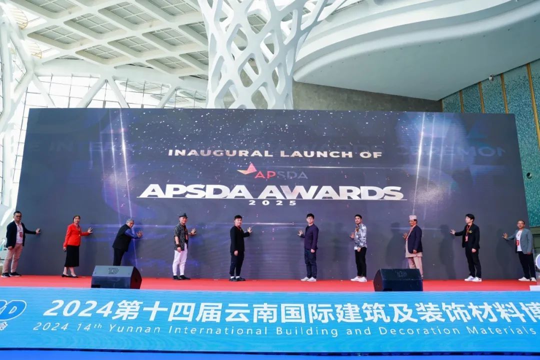 空间设计师协会现任理事长王胜杰教授给越南室内设计协会副会长 ly