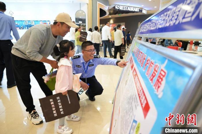 5月12日，烟台市公安局黄渤海新区分局民警深入商场等区域，采取有奖答题、现场咨询等方式，让民众了解经济犯罪。臧保东 摄