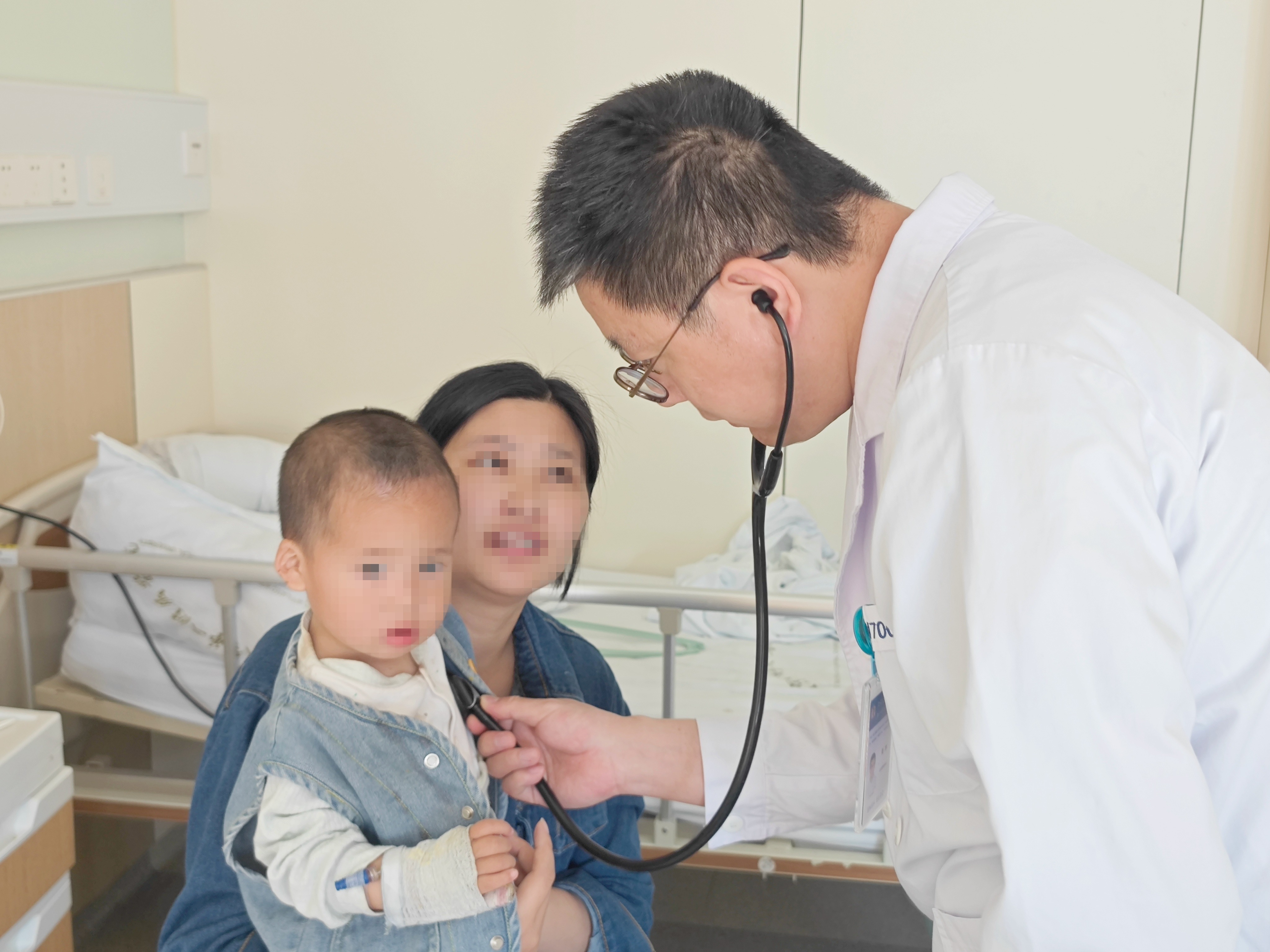 张冲副主任医师查房中为孩子检查