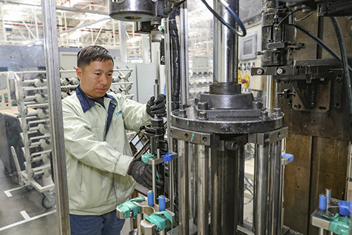 4月17日，在张家口南山汽车产业基地京西智控（张家口）汽车零部件有限公司车间，工人在生产双筒减震器。 本组图片由河北日报通讯员武殿森摄