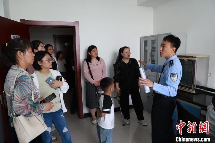 5月14日，故城县公安局里，刑警向警嫂介绍刑侦知识。齐红雨 摄