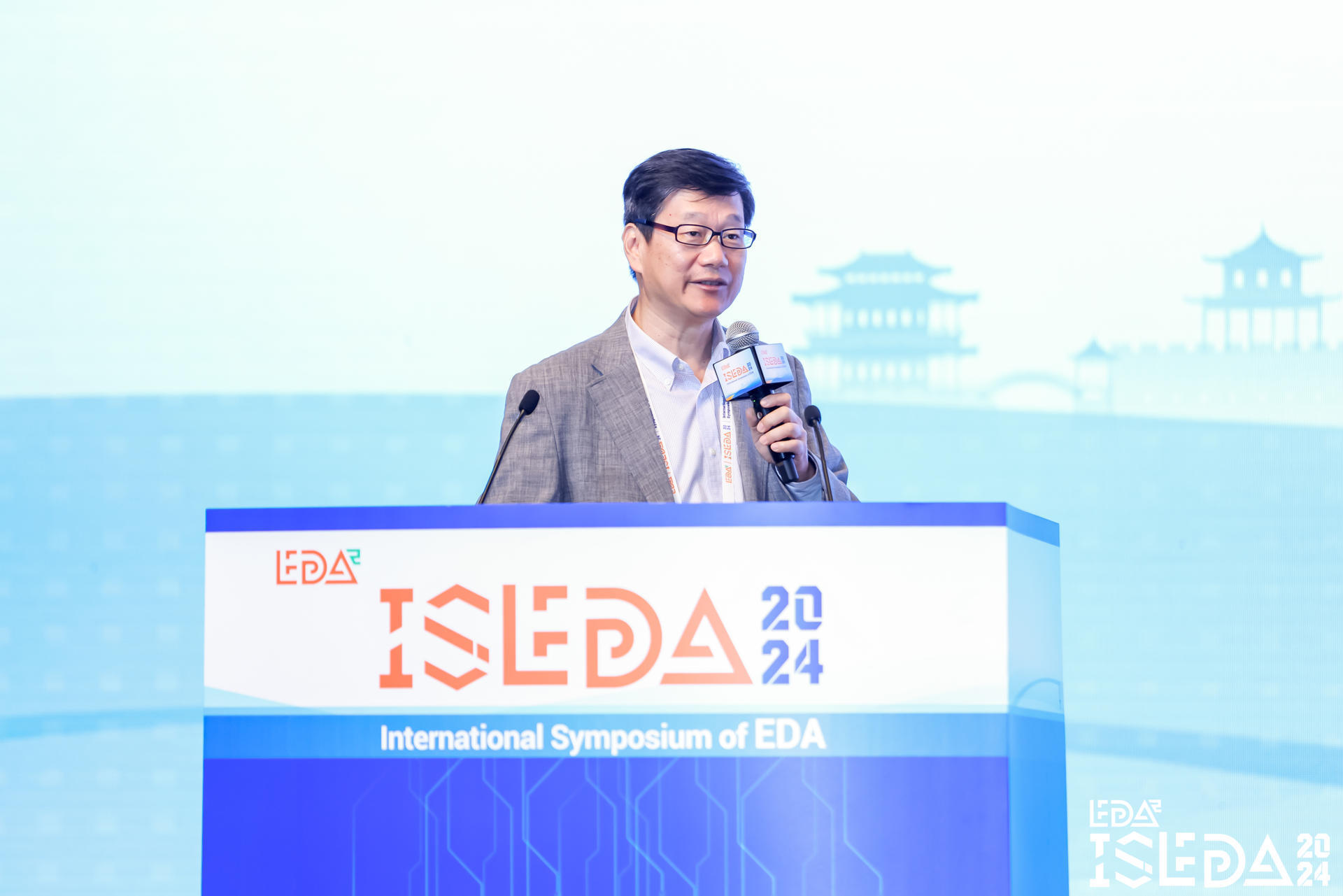 IEEE会士、ACM会士、瑞士洛桑联邦理工学院教授David Atienza Alonso作大会报告