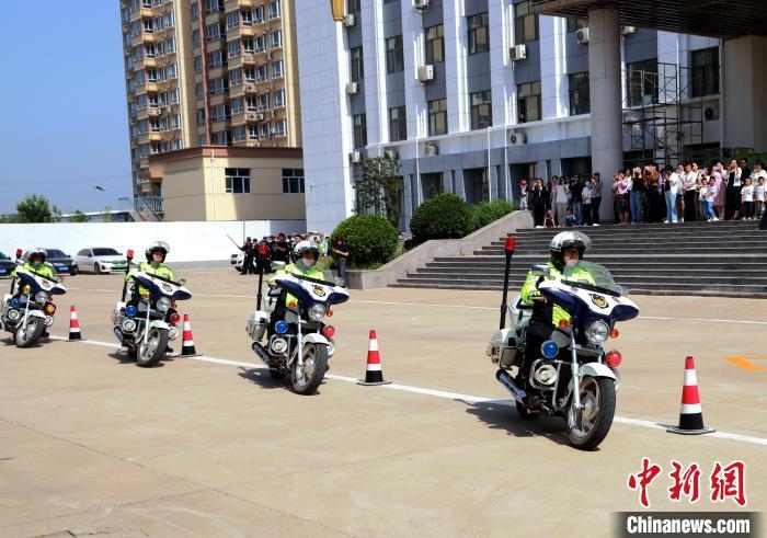 5月14日，故城县公安局里，特巡警大队演示摩托绕桩。齐红雨 摄