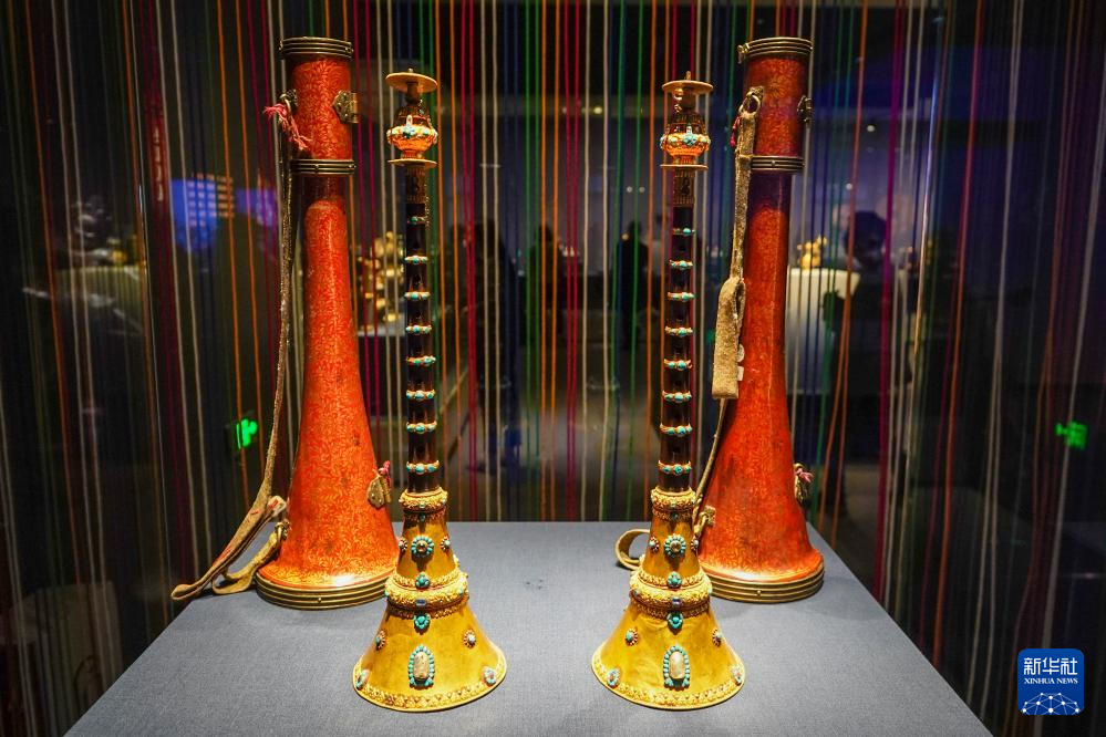 5月11日，“布达拉宫——来自雪域的世界文化遗产”展览现场展出的“藏式唢呐”。