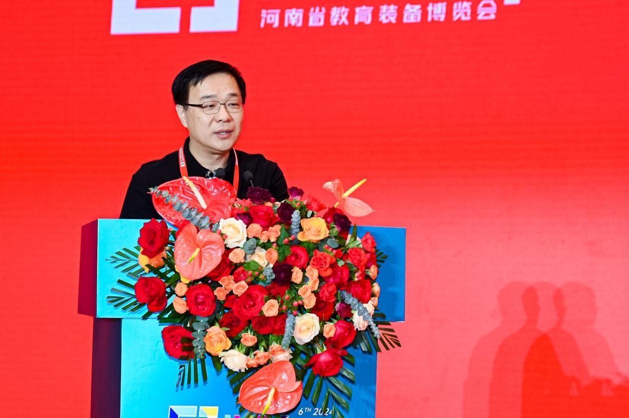 中国教育装备行业协会常务副会长夏国明致辞