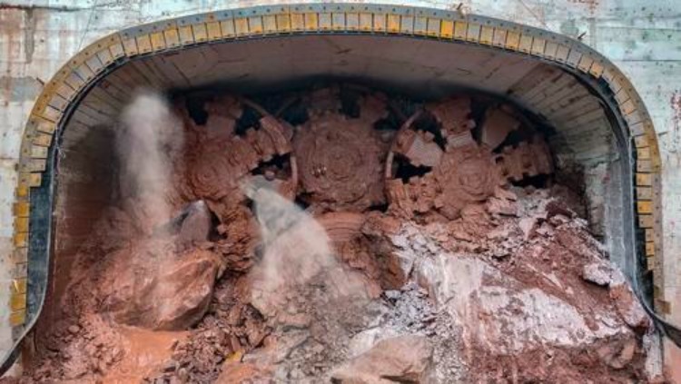 ▲首台硬岩矩形顶管机“掘进号”正在进行最后的掘进作业，刀盘在洞口逐渐显露出来。江北嘴投资集团供图