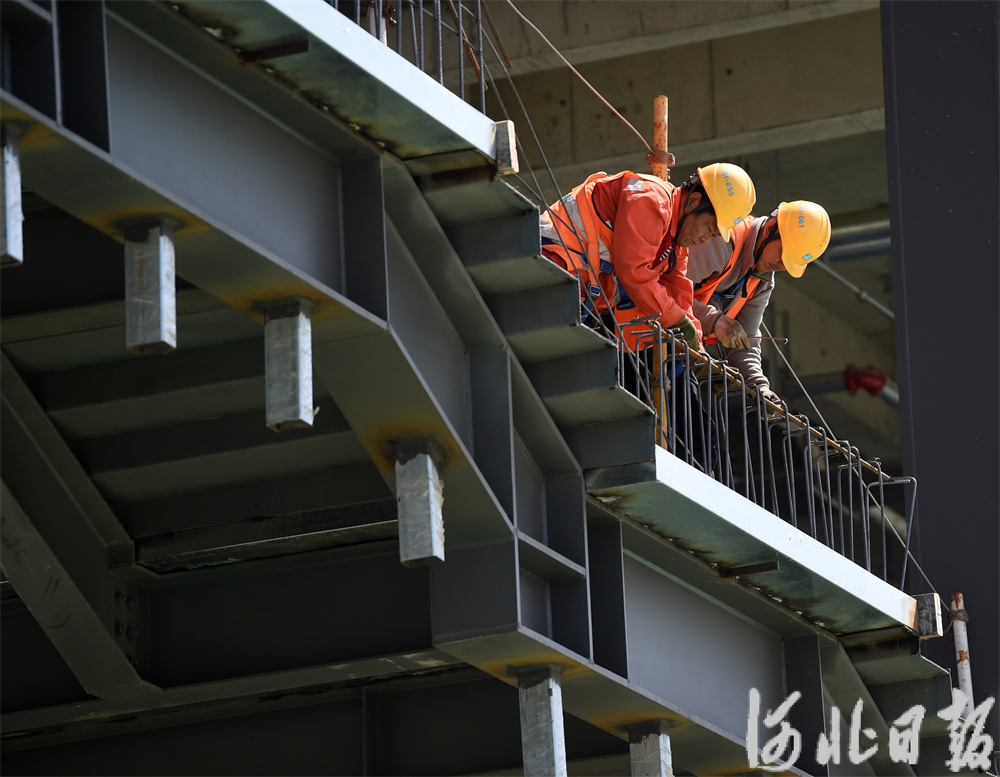 5月13日，中建安装集团有限公司工人在河北航空大兴机场运营基地项目（一期）进行连廊钢筋绑扎作业。