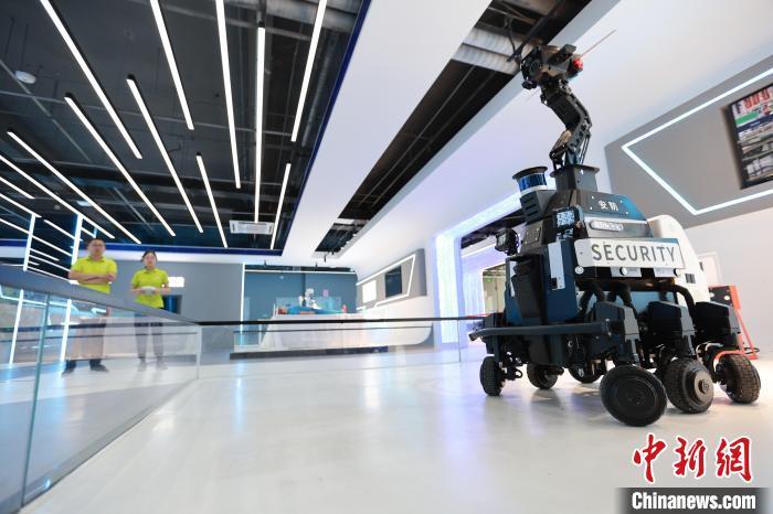 5月16日,邯郸人工智能教育基地展出的安防巡检机器人。 李昊 摄